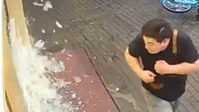 台风天男子开门瞬间玻璃门炸了热搜配图